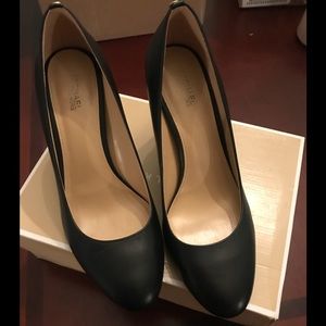 MICHAEL Michael Kors Susan flex black pumps size 9